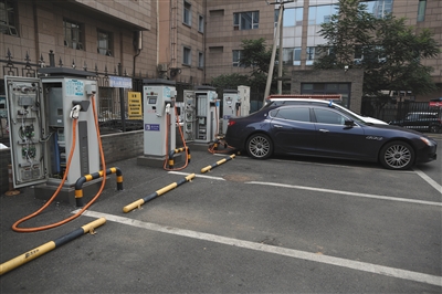 燃油车占位现象严重 燃油车 霸占 充电桩 电动车难入位 